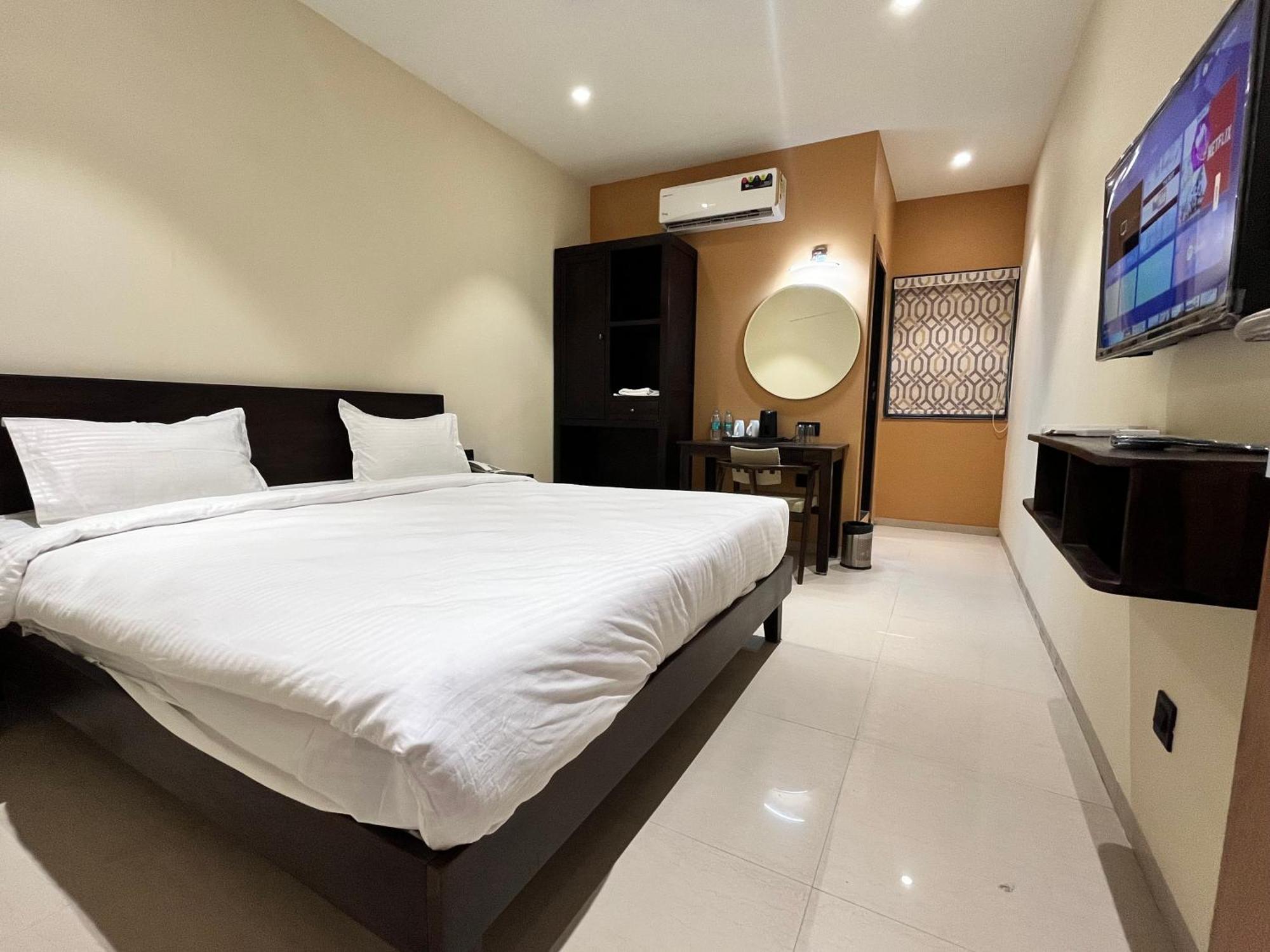 Hotel Avenue Plaza Mundra Exterior photo