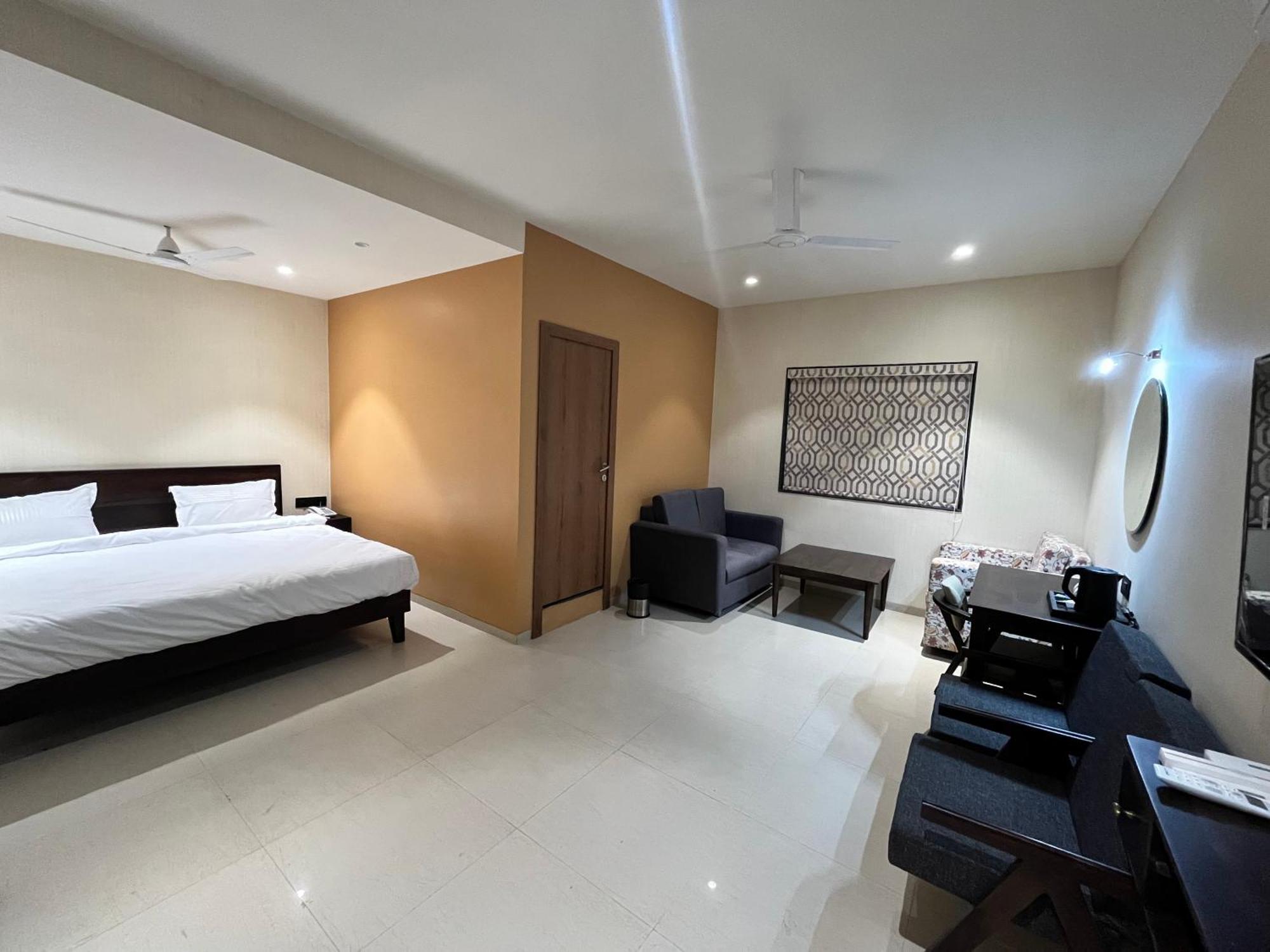 Hotel Avenue Plaza Mundra Exterior photo